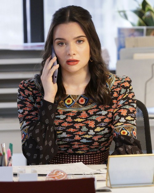 Jane Sloan (Katie Stevens) sous le choc au téléphone